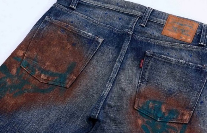 Ржавые пятна на джинсах