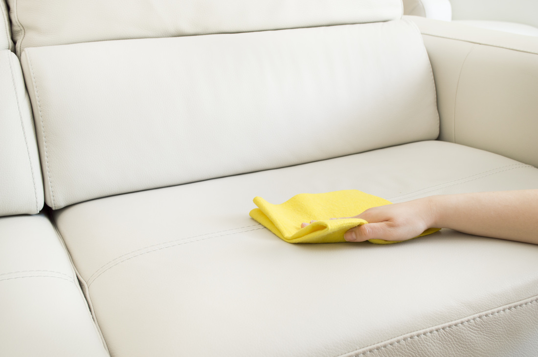 Чистка дивана с помощью мыльного раствора