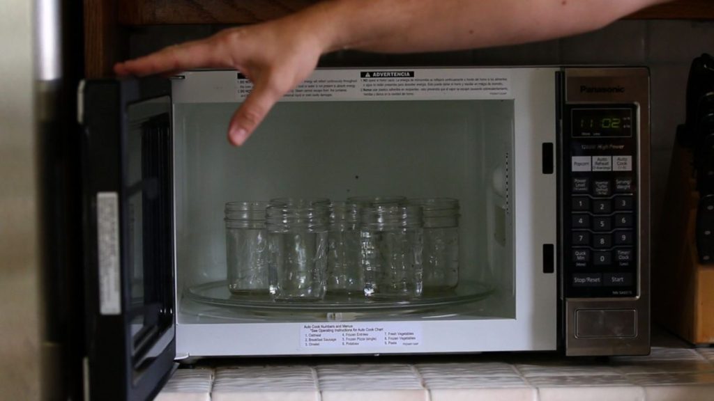 Как стерилизовать банки в духовке — время и температура