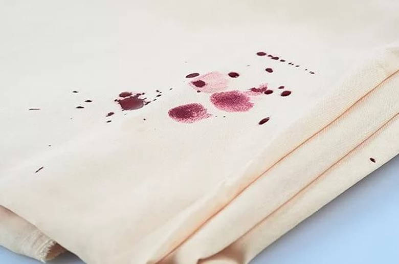 Пятна крови на постельном белье