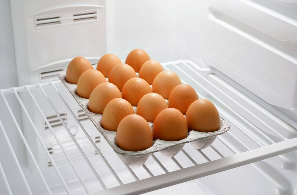 Сколько хранятся яйца сырые в холодильнике