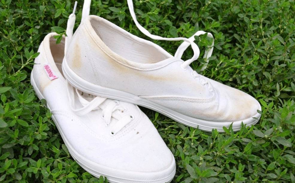 Белые кроссовки не рекомендуется сушить на солнце