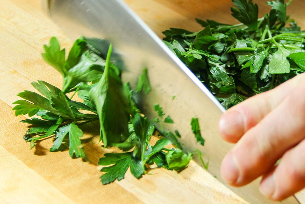 Как хранить зелень в холодильнике долго свежей без заморозки
