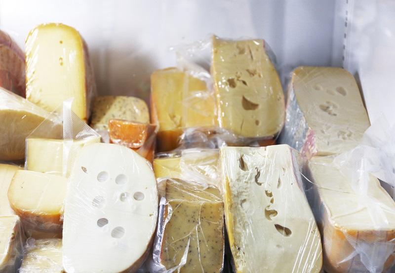 Можно ли хранить сыр в морозилке: сколько времени и при каких условиях