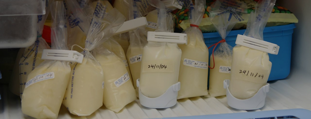 Сколько хранится грудное молоко в холодильнике после сцеживания