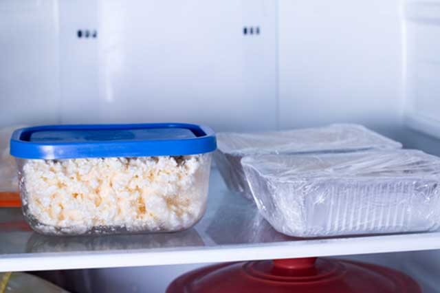 Сколько хранится творог в холодильнике и в морозилке
