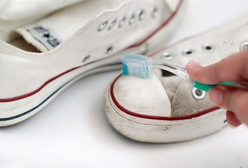 Убрать загрязнения можно с помощью зубной щетки 