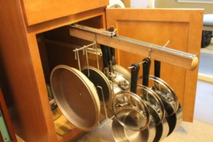 Хранение сковородок на кухне