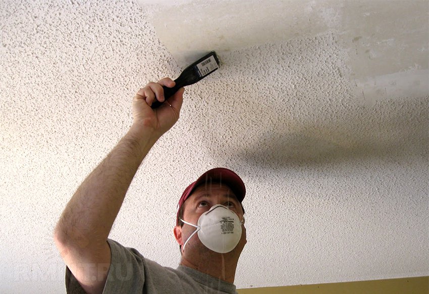 Снятие водоэмульсионной краски с потолка
