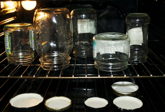Как стерилизовать банки в духовке — время и температура